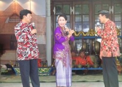 Sapari, Kastini dan Kartolo saat melakukan seni peran Ludruk di Surabaya (Foto: VOA/Petrus Riski)