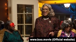 Cuplikan adegan film "Boo! A Madea Halloween." Tokoh Madea, perempuan tua yang bicaranya lantang dan cepat, diperankan oleh aktor Tyler Perry. (Foto: dok) 