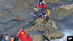 中國活動人士於星期三成功登上有爭議島嶼。