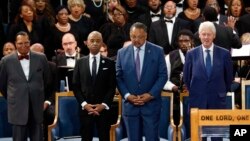 Dari kiri: Louis Farrakhan, Pendeta Al Sharpton, Pendeta Jesse Jackson dan Bill Clinton pada upacara pemakaman Aretha Franklin di Greater Grace Temple, Detroit (31/8).