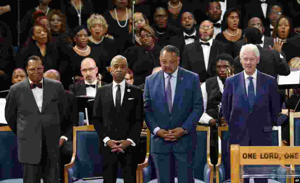 លោក Louis Farrakhan (ឆ្វេង) លោក Al Sharpton, លោក Jesse Jackson និងអតីតប្រធានាធិបតីសហរដ្ឋអាមេរិក ប៊ិល គ្លីនតុន (Bill Clinton) ចូលរួមក្នុងពិធីបុណ្យសពតារាចម្រៀងនិងអ្នកនិពន្ធ Aretha Franklin នៅវិហារ Greater Grace ក្នុងទីក្រុង Detroit។