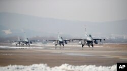 지난 2017년 12월 '비질런트 에이스' 미-한 연합공중훈련에 참여한 미 공군 소속 F-16 전투기들이 오산 공군기지에서 이륙 대기 중이다.
