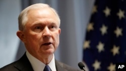 មេធាវី​ Jeff Sessions​ ថ្លែង​ទៅកាន់សមាជិក​ក្រុម​ពង្រឹងច្បាប់​កាល​ពី​ថ្ងៃសុក្រ ទី២៨ មេសា ​២០១៧ ក្នុង​ទីក្រុង​ញូវយ៉ក។