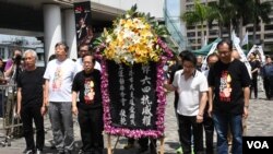 香港支聯會清明節向六四死難者獻花悼念。(美國之音湯惠芸)