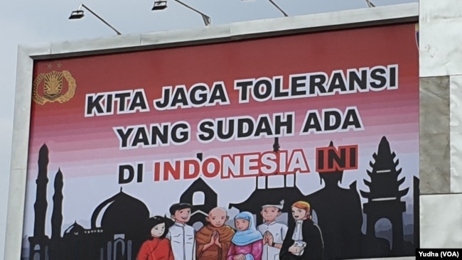 Sebuah baliho di Manahan, Solo berisi pesan toleransi antar umat beragama. (Foto: ilustrasi - dok. VOA / Yudha Satriawan)
