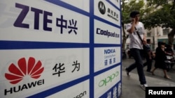 중국 후베이성 우한의 한 건물에 화웨이와 ZTE 로고가 붙어있다. (자료사진)