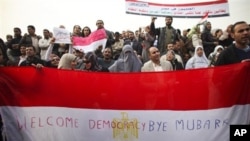 Anti-government protesters demonstrate in Tahrir, or Liberation Square in Cairo, February 01, 2011