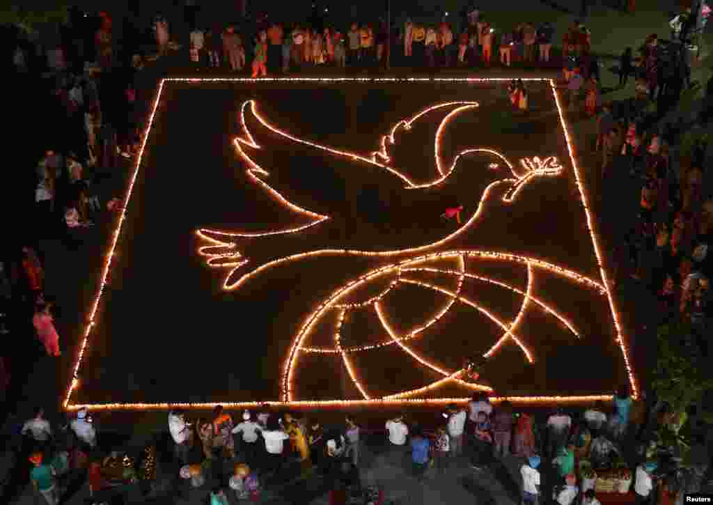 بھارت کے شہر چندی گڑھ میں دیوالی کے موقع پر قمقموں کے ذریعے امن کی علامت فاختہ بنائی گئی ہے