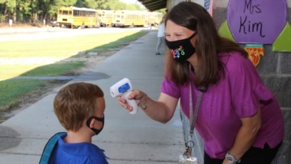 Trẻ tại Newton County Elementary School ở Decatur, bang Mississippi, được kiểm tra nhiệt độ khi đến trường