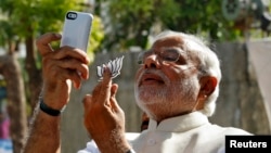 Thủ tướng Ấn Độ Narendra Modi 'selfie' với chiếc điện thoại di động.