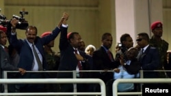 Presiden Eritrea Isaias Afwerki dan Perdana Menter Ethiopia Abiy Ahmed menyapa para pendukung saat mereka menghadiri konser di Millennium Hall di Adis Ababa, Ethiopia, 15 Juli 2018.
