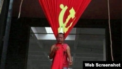 宋庄艺术家追魂2010年以中共党旗上吊的行为艺术（网络图片）