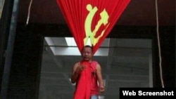 宋庄艺术家追魂2010年以中共党旗上吊的行为艺术（网络图片）