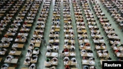 Trung quốc tổ chức thi trong một sảnh đường lớn chứa được 1.200 sinh viên để tránh gian lận.
