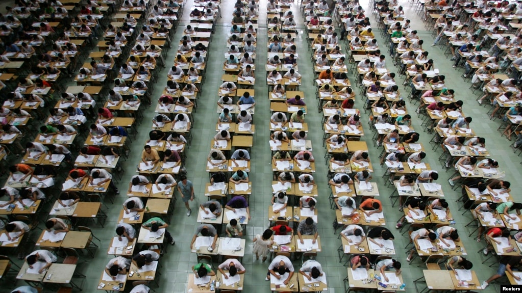广东东莞理工学院的学生在大厅里参加英语考试以防作弊(2007年7月9日资料照片)