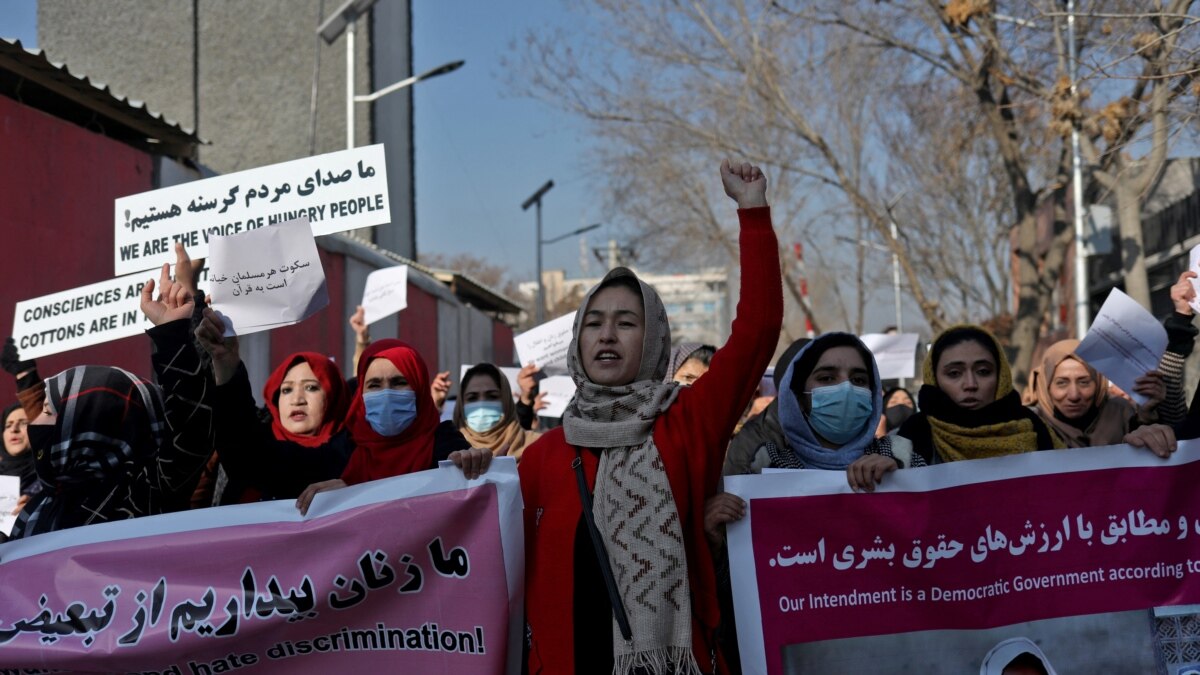 Featured image of post Taliban security forces in Afghanistan fire warning shots in the air to disperse a group of female activists in Kabul protesting restrictions placed on women in the country