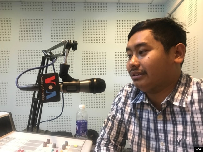លោក​ ឆឺយ ​ឧត្ដម​រស្មី​ ផ្ដល់​កិច្ច​សម្ភាស​ដល់​វីអូអេ​ក្នុង​ពេល​កន្លង​មក។ ​(អូន ឆេងប៉រ/VOA)