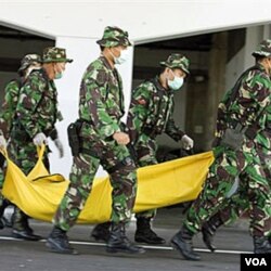 Anggota tentara Indonesia melakukan latihan anti-terorisme gabungan dengan pasukan elit Australia di bandara internasional Kuta, Bali (foto: dok).