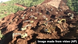 지난 11월 24일, 산사태가 발생한 카친 주 흐파칸트에서 구호요원들이 중장비를 이용해 실종자 수색작업을 하고 있다.(자료사진)