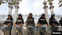 La police anti émeute devant le Parlement à Bangkok, le 26 novembre 2013. (Reuters)