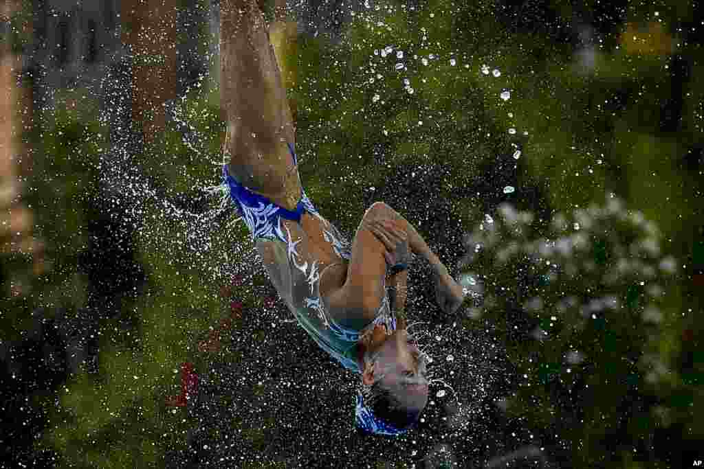 تصویری از شناگر چینی در حال شیرجه، در مسابقات جهانی شنا در مجارستان