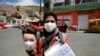 Un hombre vende máscaras en una plaza de La Paz, Bolivia, en medio de la cuarentena obligatoria de dos semanas ordenada por el gobierno.