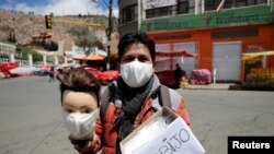 Un hombre vende máscaras en una plaza de La Paz, Bolivia, en medio de la cuarentena obligatoria de dos semanas ordenada por el gobierno.