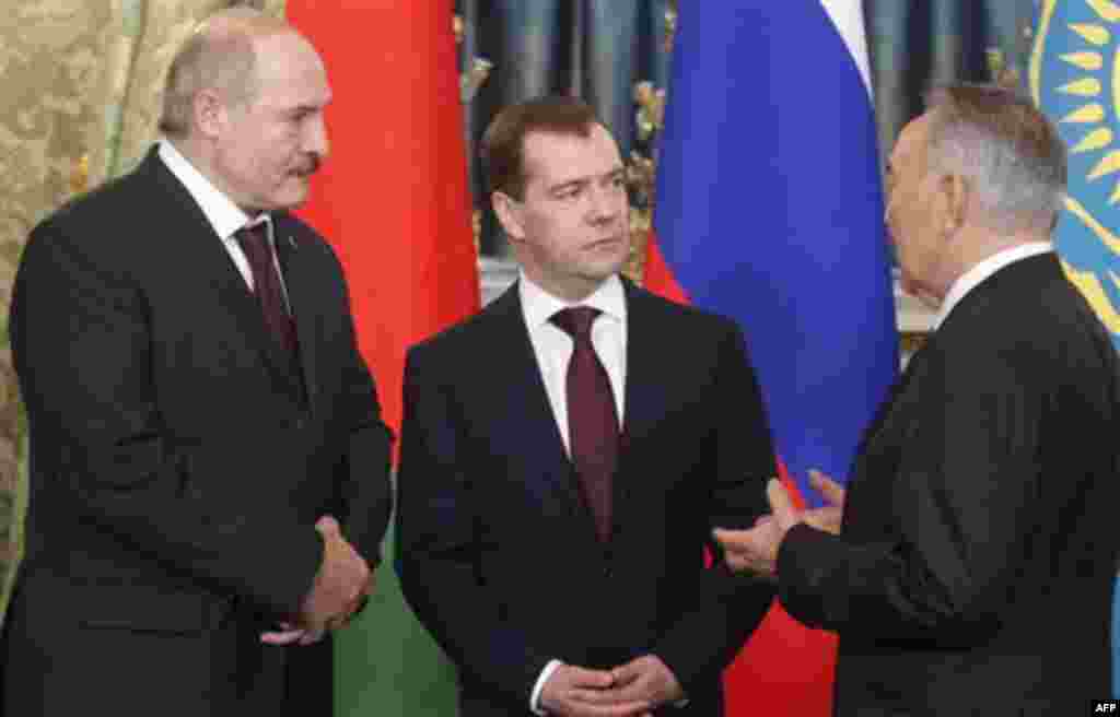 Russian President Dmitry Medvedev, center, Belarusian President Alexander Lukashenko and Kazakhstan President Nursultan Nazarbayev, right, take part in the meeting of heads of states of the Supreme Eurasian Economic Council, in the Moscow Kremlin, Moscow,