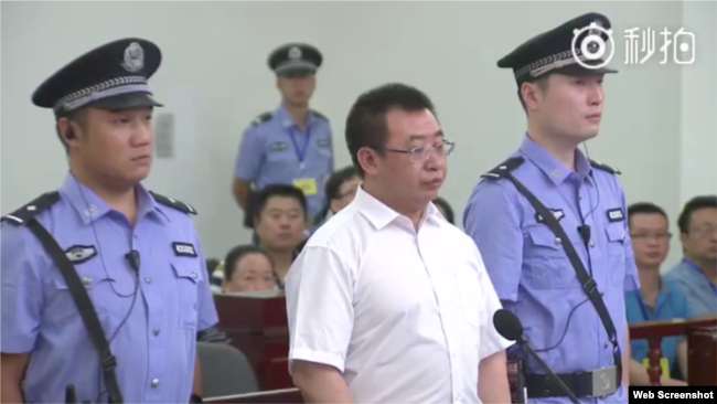 被控涉嫌煽动颠覆国家政权罪的维权律师江天勇在长沙中级人民法院出庭受审。（长沙中院微博图片 2017年8月22日）