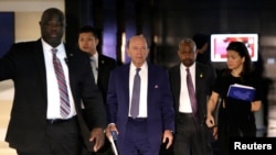美国商务部长罗斯作为前往北京进行高层谈判的美国代表团成员之一正在离开北京的一家酒店。(2018年5月3日)