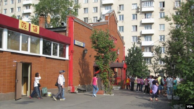 莫斯科街头一家中餐馆外的中国游客。美国之音白桦拍摄