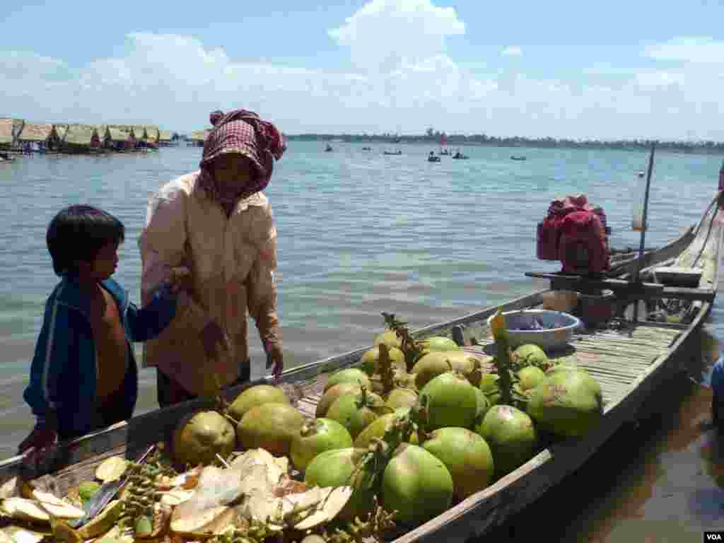 A coconut seller at Koh Dach, a place to relax on a bank of Mekong River. Cambodia, May 07, 2011. (Nov Povleakhena/VOA Khmer)