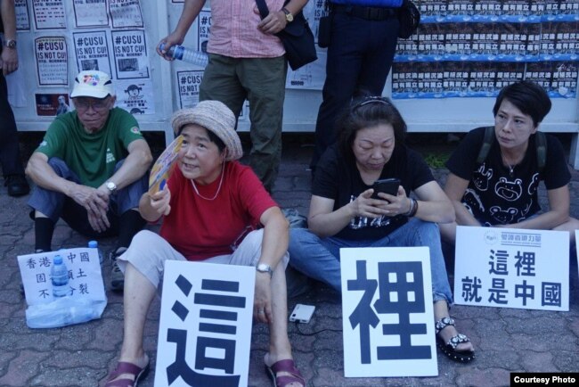 數名抗議者現身中大民主牆，表達反港獨立場，與在場學生發生爭執，校警出麵幹預。（2017年9月17日 Facebook 截圖）