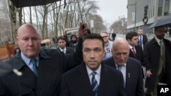 迈克尔•格里姆众议员对联邦逃税的指控承认有罪之后离开纽约布鲁克林的联邦法院。（2014年12月23日）