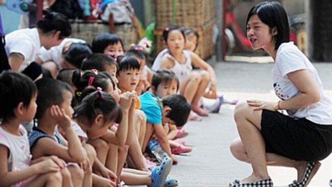 北京民工子女上不起幼儿园，和义工在一起