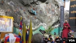 Students take part in 24 hour hunger strike at the Dala Lama’s temple, Dharamsala, India, February 11, 2013 (Ivan Broadhead/VOA).