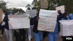 Manifestation d'infirmiers à l'hôpital United Bulawayo au Zimbabwe. (Bathabile Masuku)