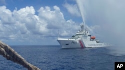 Ảnh tư liệu - Tàu tuần duyên Trung Quốc chạm trán tàu của ngư dân Philippines ngoài khơi đảo Scarborough. 