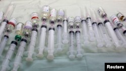 Obat yang diberikan melalui suntikan digambarkan di dalam ruang suntik di sebuah rumah sakit di Shanghai, 4 Mei 2014. (Foto: dok.)