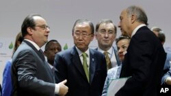 Le président français François Hollande, le Secrétaire général de l'ONU Ban Ki-moon, et Laurent Fabius, le ministre des Affaires étrangères, à la COP21, le 12 décembre 2015.