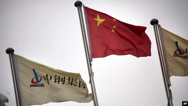 中钢集团总部外面公司的旗帜与中国国旗一同飘扬 2015年11月18日