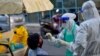 Arhiva, ilustracija - Medicinski radnici uzimaju bris za testiranje na prisustvo koronavirusa, na ulici u Maku, 5. juna 2020. (Photo by Ahmed SHURAU / AFP)
