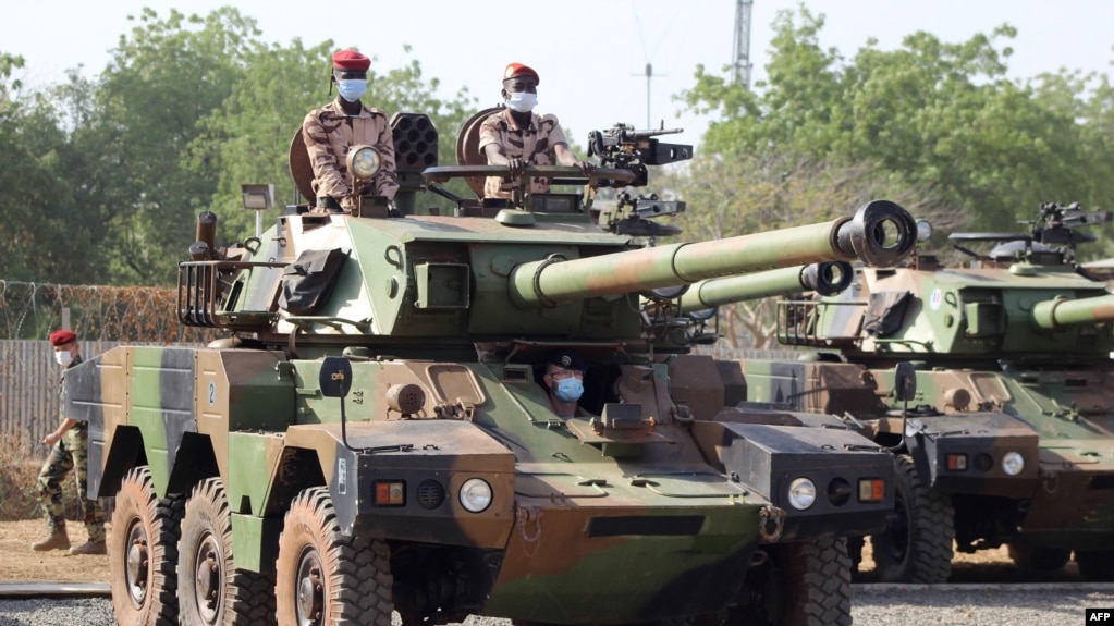 Des soldats tchadiens sont vus à bord d'un véhicule blindé léger ERC 90 Sagaie remis au Tchad par la France, à N'Djamena, au Tchad, le 23 janvier 2021.