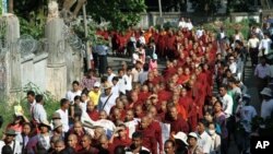 ရဟန်းနဲ့သံဃာတော်တွေ လက်ပံတောင်းအကြမ်းဖက်နှိမ်နင်းမှုအပေါ် ကန့်ကွက်သည့် ဆန္ဒပြချီတက်လာစဉ်။ (ဒီဇင်ဘာ ၁၂ ရက်၊ ၂၀၁၂)