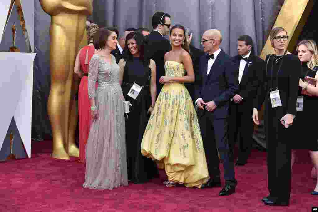 Maria Fahl Vikander, from left, Alicia Vikander, and Svante Vikander arrive at the Oscars on Feb. 28, 2016, at the Dolby Theatre in Los Angeles. 