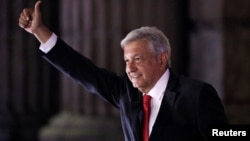 El candidato favorito para ganar las elecciones presidenciales de México, el izquierdista Andrés Manuel López Obrador saludo tras el debate del domingo en Ciudad de México.