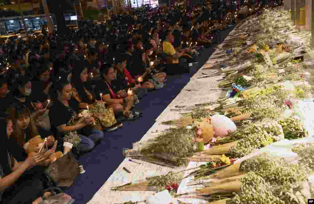 مردم در محل تیراندازی در یک مرکز خرید در تایلند، با روشن کردن شمع، به یاد جان&zwnj;باختگان تجمع کردند.