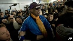 Dennis Rodman à son arrivée à l'aéroport international de Pékin, après sa visite à Pyongyang, le 13 janvier 2014. 