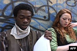 Dvoje glumaca - tinejdžera - na probi prvog dela predstave Bowery Wars.