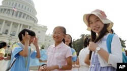Chinese students from Hangzhou visit the U.S. Capitol in Washington as Congressional leaders try to reach a bipartisan accord to avert a debt-ceiling crisis, Sunday, July 24, 2011. 